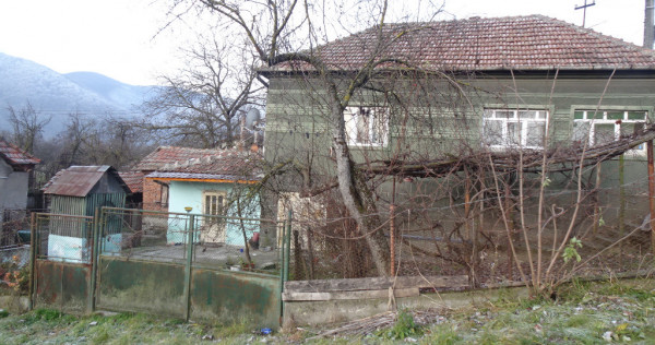 Casa curte si gradina in Branisca (la 15 Km de Deva)