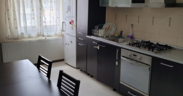 Apartament 4 camere, l&acirc;ngă tribunal.