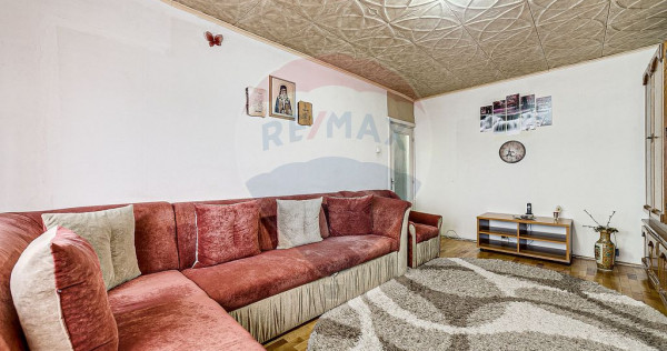 Apartament cu 3 camere de vânzare în zona Banu Maracine
