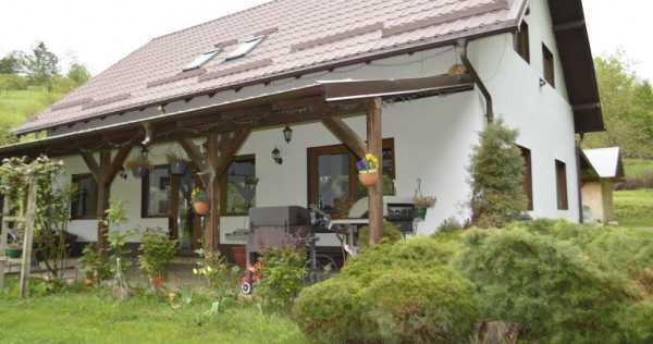 Topoloveni-Casa cu teren 1500 mp langa padure, garaj, anexe!