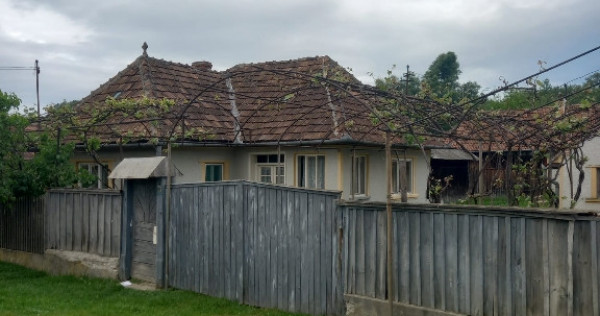 Casa de vânzare în localitatea Sub Cetate, Sălaj. casa este locuibila
