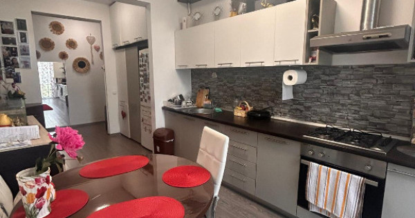 Apartament de 2 camere, decomandat, cu parcare