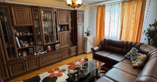 Ap 3 cam, dec, cu balcon, Str. D. Leonida. Preț 56.000 eur, neg