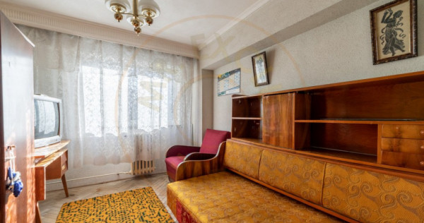 Apartament cu 3 camere, etajul 1 - Centru