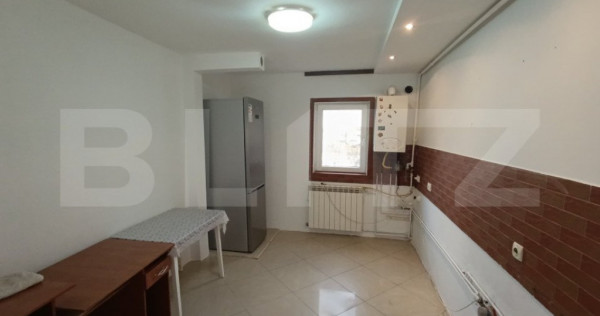 Apartament spațios de vânzare - 4 camere, 2 băi, 2 balco