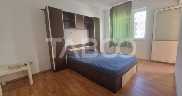 Apartament de inchiriat 2 camere 2 balcoane etaj 1 loc de pa