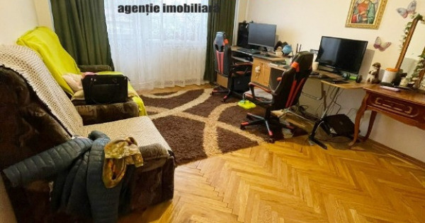 Apartament 3 camere,str.Victoriei