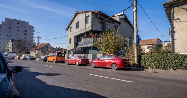 Casa cu 12 camere de vanzare in zona semicentrală! COMIS...