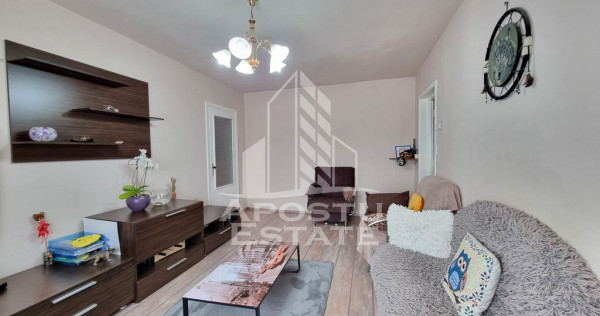 Apartament cu 3 camere, etaj intermediar, zona Circumvala...