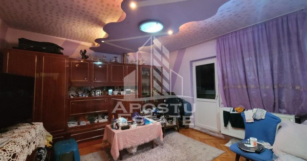 Apartament de vanzare cu 3 camere, 2 bai, zona Bucovina