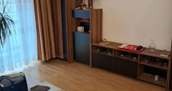 Apartament 3 camere decomandat 3/8, zona intersectia Calea R