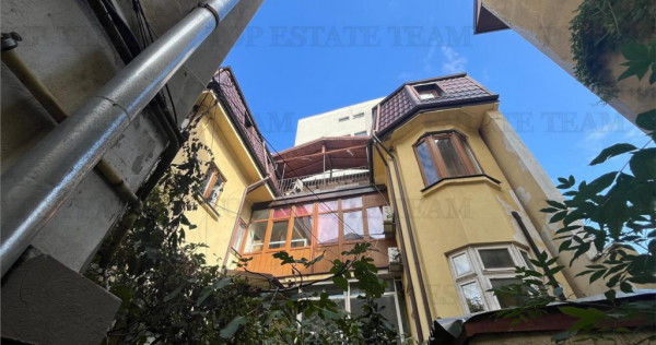 De 2 apartamente si demisol in vila, Piata Romana