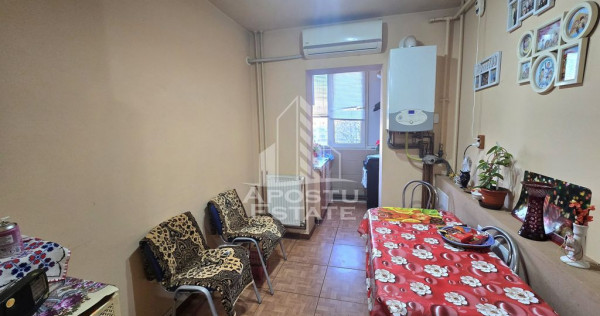 Apartament cu 3 camere, centrala proprie, etaj 3, zona Li...