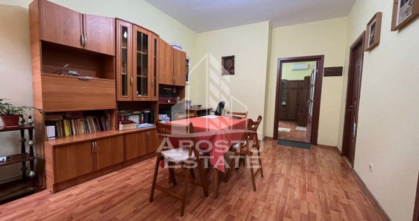 Apartament cu 3 camere, semidecomandat,situat in zona Cen...