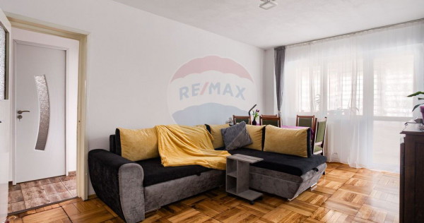 Apartament decomandat cu 2 camere de vânzare în zona Au...