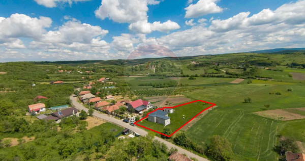 Casă cu 3 camere, anexă și 2042 mp teren de v&acirc;nzare, ...