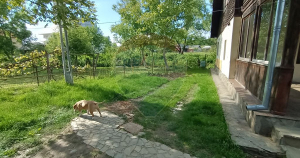 Casă de vânzare în stil vechi cu 3 camere si 3 arii î...