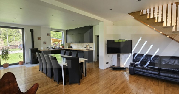 Proprietate de vanzare, cu 5 camere, 202 mp, statiunea de sc