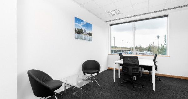 Găsiți spațiu de birou în Regus Central Business Plazapentru 3 persoan