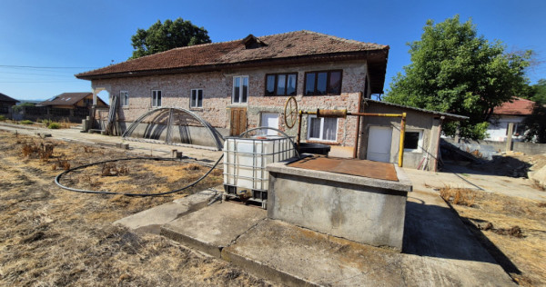 Casă cu teren impresionant în Târgu Jiu