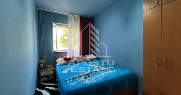 Apartament cu 3 camere, semidecomandat, etaj intermediar,...