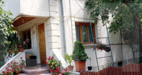 Casă cu spațiu adiacent pentru locuință/activitate profe