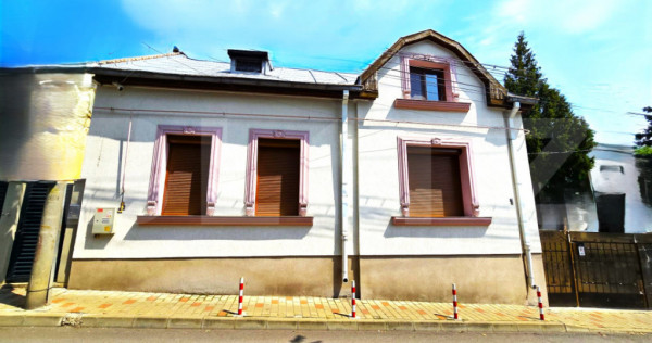 Casă individuală cu arhitectură clasică, renovată exter