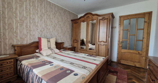 Apartament 3 camere, str. Nicolae Balcescu, zona centrala