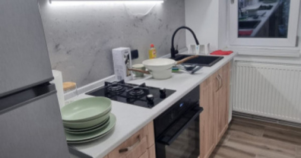 Apartament 2 camere semidecomandat, etaj 1 , zona Curtea de