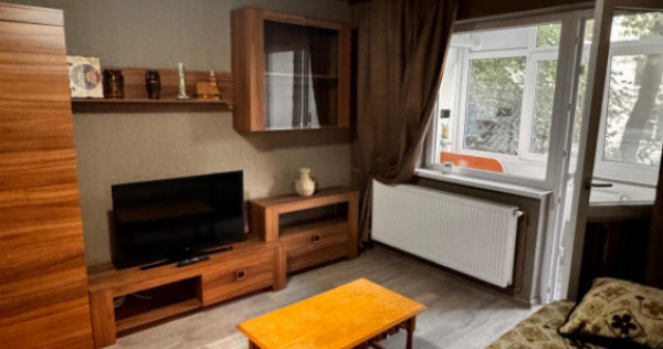 Apartament 2 camere semidecomandat, etaj 1 , zona Curtea de