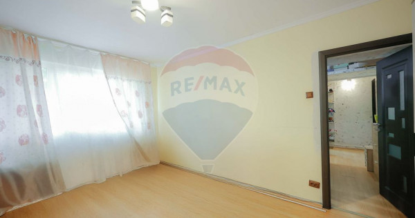 De v&acirc;nzare apartament cu 3 camere, etajul 1, Strada Bors...