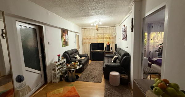 Apartament cu 3 camere ,etaj 3, zona Ulpia