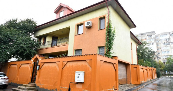 Vila spatioasa, pretabil pentru locuit/clinica, zona Micr...