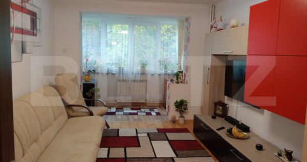 Apartament cu 3 camere, decomandate, etaj 1, bloc din cără