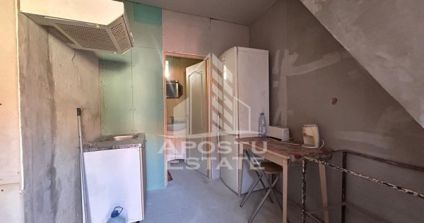 Apartament cu 1 camera la curte comuna cu putini locatari...