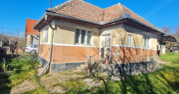 Casa renovabila, 56,7 mp utili, 2500 mp de teren, loc. Rediu
