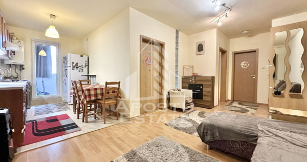 Apartament cu 3 camere, debara si terasa inchisa de 12 mp...