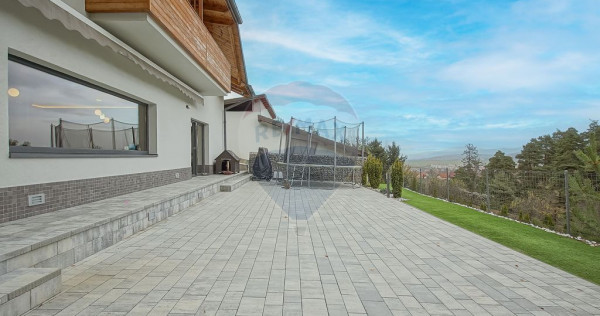 Vila moderna cu vedere spre padure Poiana Angelescu