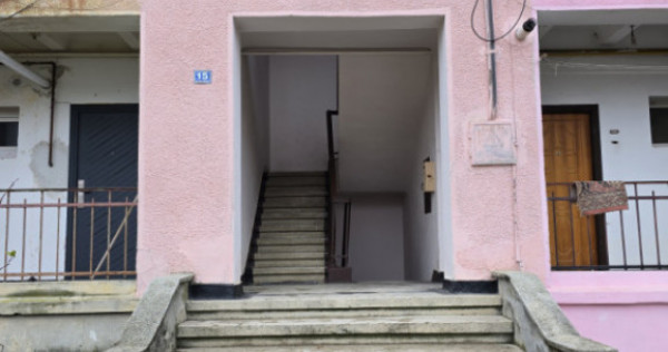 Garsoniera Savinesti spatioasa in zona curată