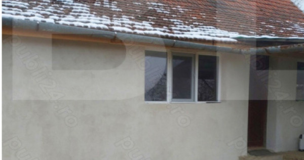 Casă de vânzare într-o zonă liniștită, sus pe deal, cu