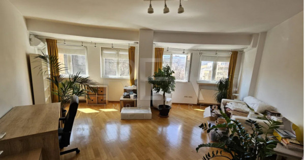 3 Camere, Vis-a-vis de Universitatea Națională de Muzică