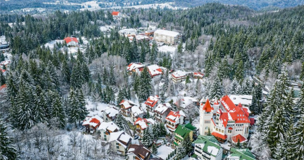 Film! Resedinta eleganta, accesorizata, in frumoasa statiune