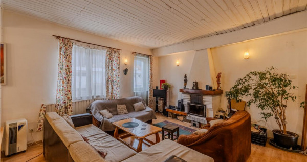 Locuinta cu caracter,doua niveluri,4 camere,terasa,garaj,cur