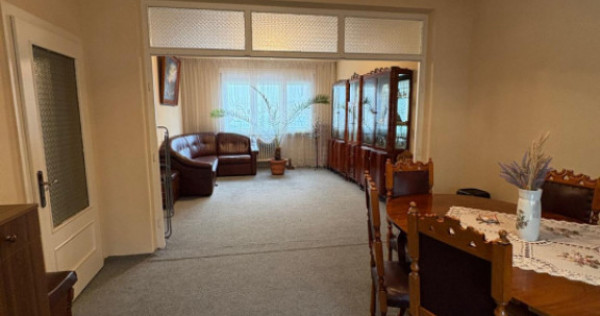 Casă spațioasă 280 mp utili, zonă centrală &ndash; l&acirc;ngă