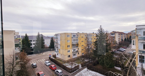 Apartament generos: 97,5 mp, 5 camere, 2 băi mari