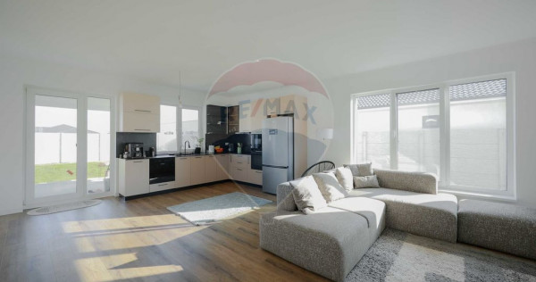 Casă pe nivel de v&acirc;nzare cu 3 dormitoare, 500 mp teren ...