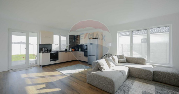 Casă pe nivel de v&acirc;nzare cu 3 dormitoare, 500 mp teren ...