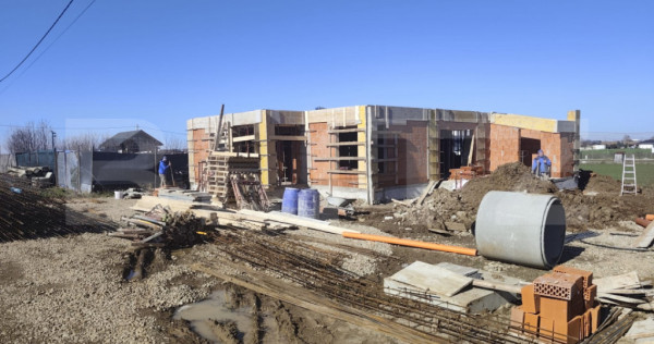 Casa individuala Santandrei cu placa de beton si gard imprej