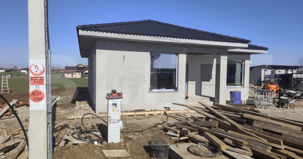 Casa individuala Santandrei cu placa de beton si gard imprej