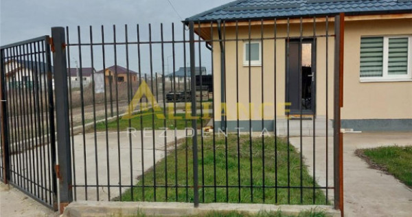 Casa la 800-900 m de STV,se preda la cheie.